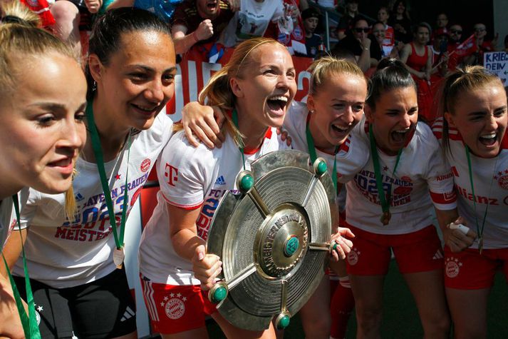 Glódís Perla Viggósdóttir átti stórkostlegt tímabil með Bayern München og heldur hér á meistaraskildinum.