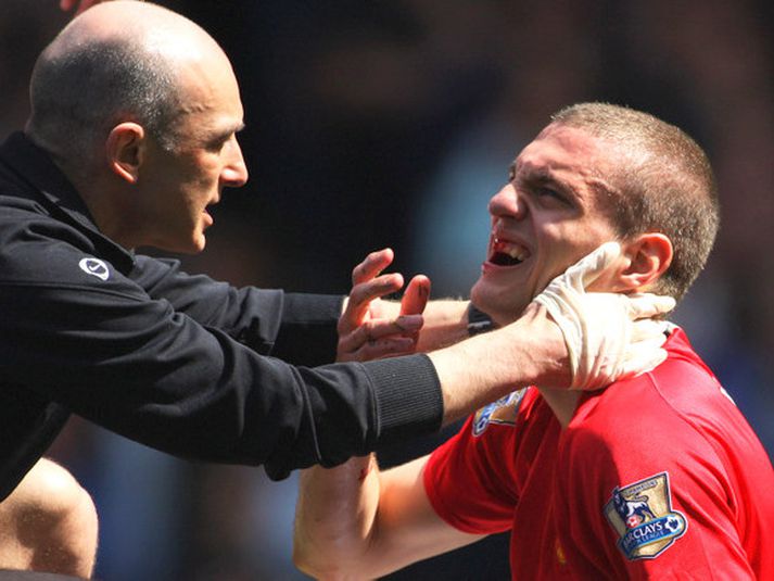 Nemanja Vidic fórnar sér fyrir sitt lið.