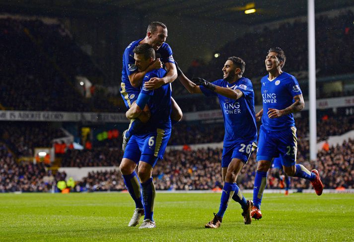 Robert Huth fagnar sigurmarki sínu með liðsfélögum hans í Leicester.