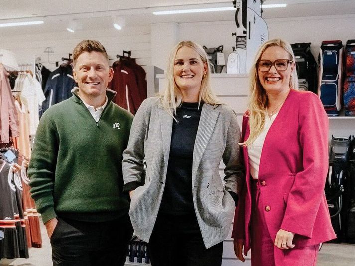 Frá vinstri: Rögnvaldur Magnússon frá Golfskálanum, vinningshafinn Kolbrún Klara Gísladóttir og Guðbjörg Heiða Guðmundsdóttir, forstjóri Varðar. 