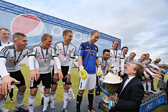 Gunnleifur Gunnleifsson fagnar með félögum sínum í FH eftir lokaleikinn á móti Val.