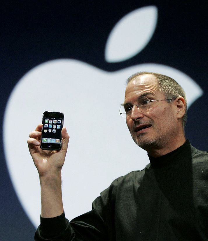 Steve Jobs, stofnandi Apple, með fyrsta iPhone símann.