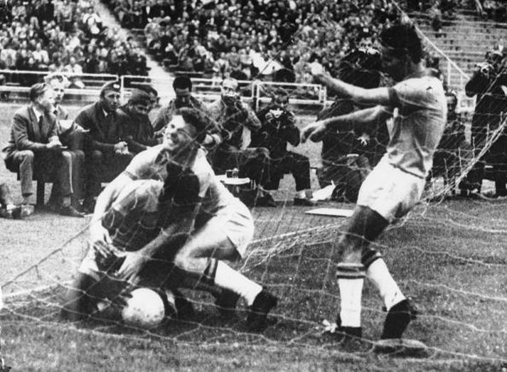 Pele fagnar árið 1958.