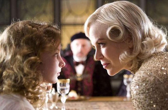Lyra og frú Coluter Þeim Dakota Blue Richards og Nicole Kidman lendir saman í Gyllta áttavitanum.