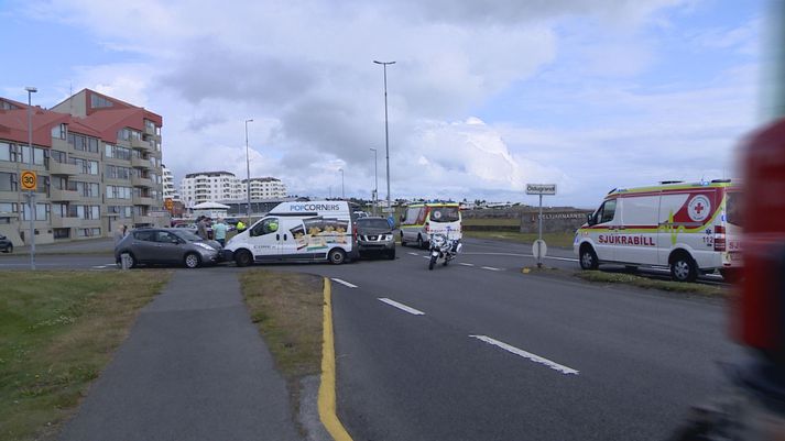 Sendibifreiðin ók inn á Öldugranda af Eiðisgranda og lenti framan á fólksbíl sem kom úr gagnstæðri átt.