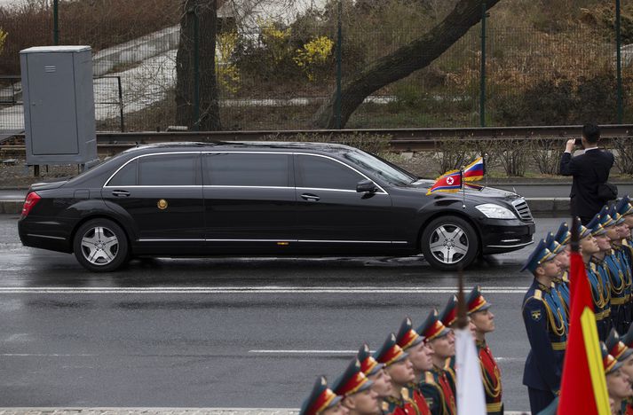 Um er að ræða tvö eðalvagna af gerðunum Mercedes Maybach S500 Pullman Guard og Mercedes Maybach S62.