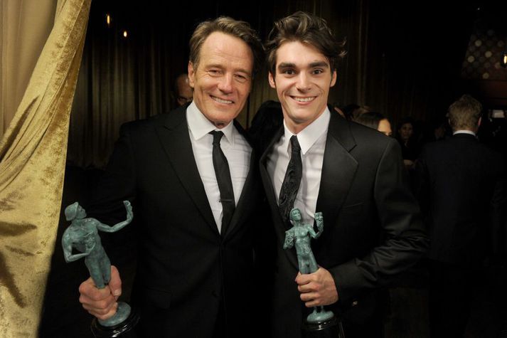 Sjónvarpsfeðgarnir Bryan Cranston og RJ Mitte á SAG-verðlaununum árið 2014. 