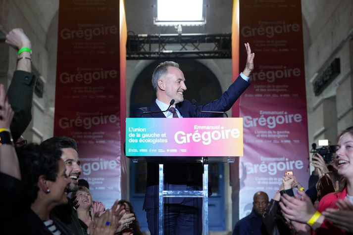 Grégoire fagnar sigrinum með stuðningsmönnum sínum.