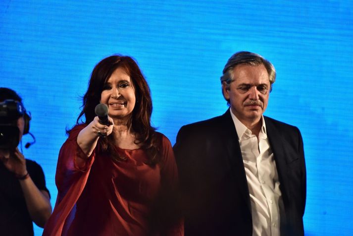 Cristina Fernández de Kirchner og Alberto Fernández fagna sigrinum í gær.