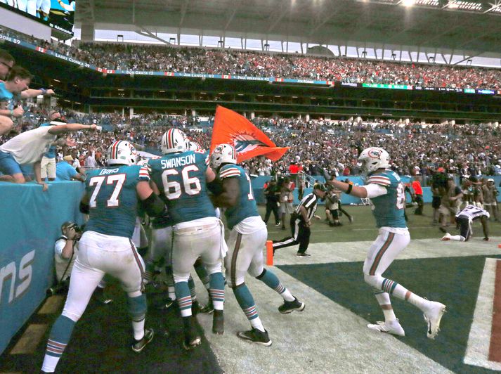 Miami Dolphins fagnar snertimarki.