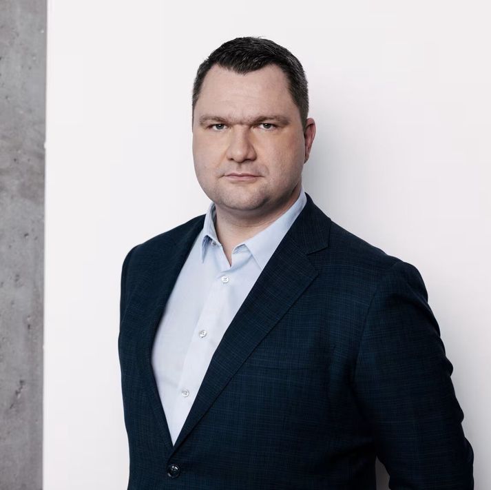 Ellert Hlöðversson, fjármálastjóri Íslandsbanka, segir að að aukinn hagnaður vegna þrálátrar verðbólgu sé tímabundinn ávinningur.