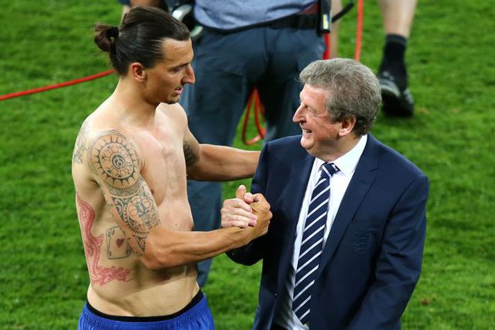 Hodgson þakkar Zlatan Ibrahimovic fyrir leikinn í Kænugarði í kvöld.