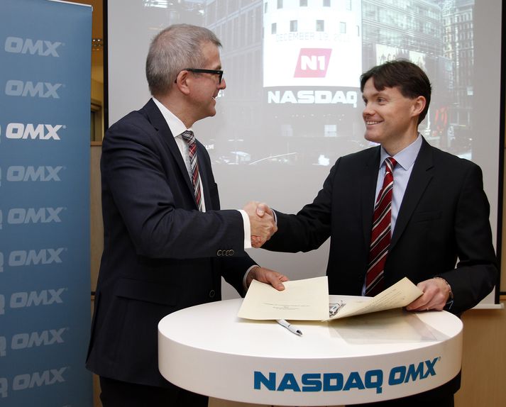Eggert Benedikt Guðmundsson forstjóri N1 og Páll Harðarson, forstjóri NASDAQ OMX ICELAND við skráninguna í morgun.  