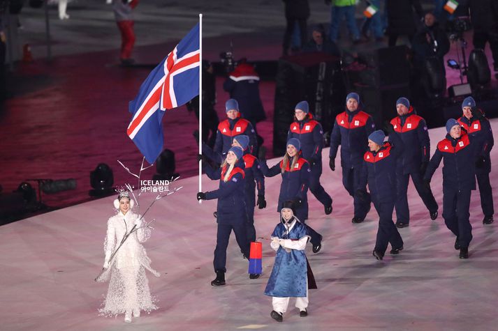 Freydís Halla, hér fremst sem fánaberi Íslands á Vetrarólympíuleikunum í Pyeonchang árið 2018 þar sem hún lenti í 41. sæti í svigi. Nordicphotos/getty