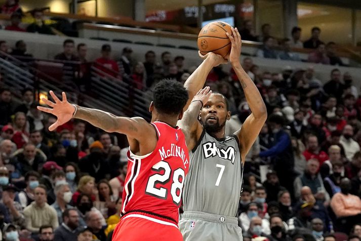 Kevin Durant skorar eina af körfum sínum í sigrinum á Chicago Bulls í nótt.