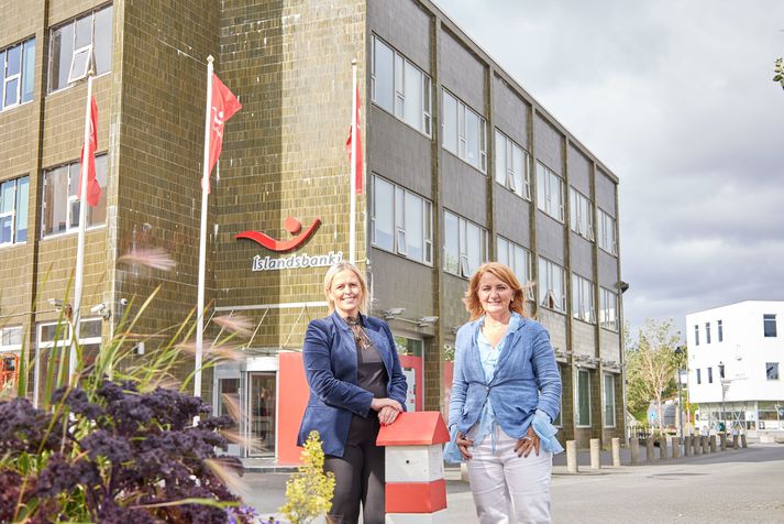 Sigríður Hrefna Hrafnkelsdóttir framkvæmdastjóri Einstaklingssviðs Íslandsbanka og Rósa Guðbjartsdóttir bæjarstjóri skrifuðu undir kaupsamning í dag. Hér standa þær fyrir framan húsið.  