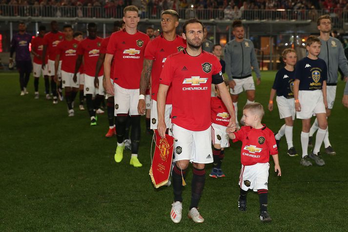 Juan Mata með fyrirliðabandið í æfingarleik Manchester United á móti Leeds United á dögunum.