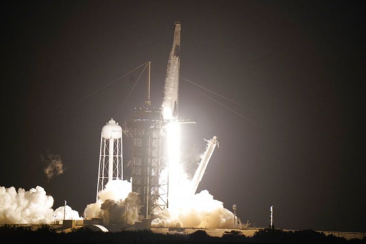 Falcon 9-eldflaugin þegar hún hóf sig á loft með Dragon-ferjuna og fjóra geimfara innanborðs í nótt.