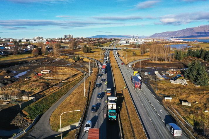 Eins og sjá má eru nokkrar tafir á umferð í suðurátt vegna malbikunar í dag.