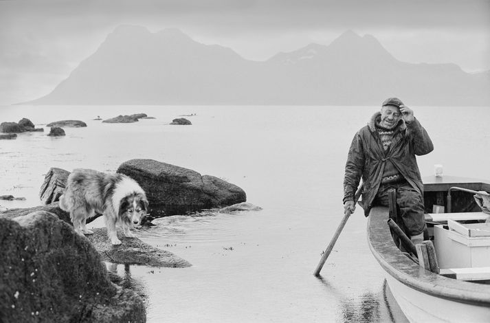 Axel á Gjögri og sjóhræddi hundurinn hans Týri. Í miðri sögu lokaði hann augunum og tók í húfuna og það var þá sem Ragnar Axelsson laumaðist til þess að taka af honum mynd.