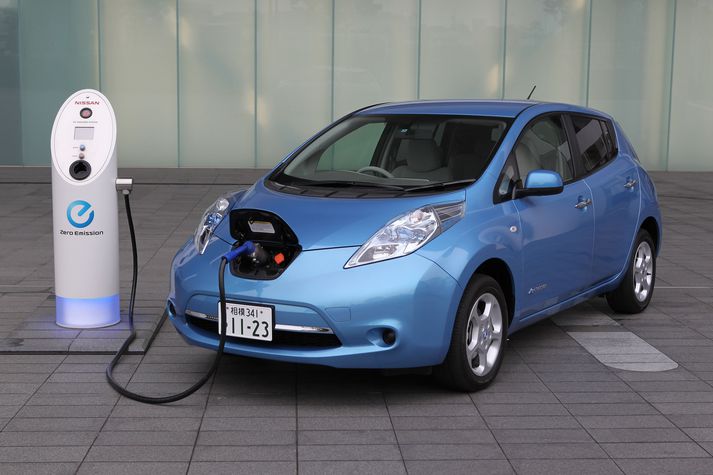 Nissan Leaf í hleðslu.