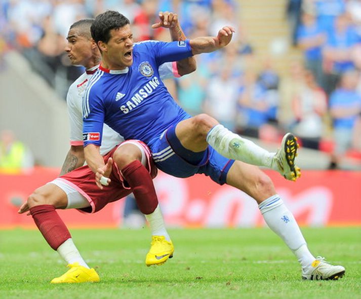Kevin-Prince Boateng tæklar hér Michael Ballack í leiknum um helgina.