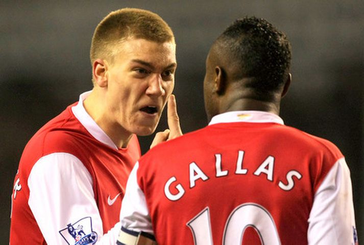 Bendtner sýnir Wiliam Gallas áverka sína.
