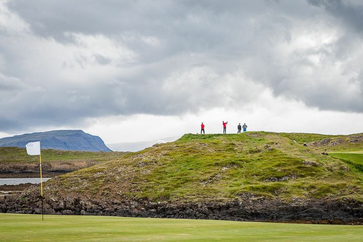 Víkurvöllur í Stykkishólmi þykir einn glæsilegasti 9 holu völlur landsins. Stórbrotið útsýni Breiðafjarðar blasir við af mörgum teigum og víðsvegar af vellinum. Myndir/Golfklúbburinn Mostri.