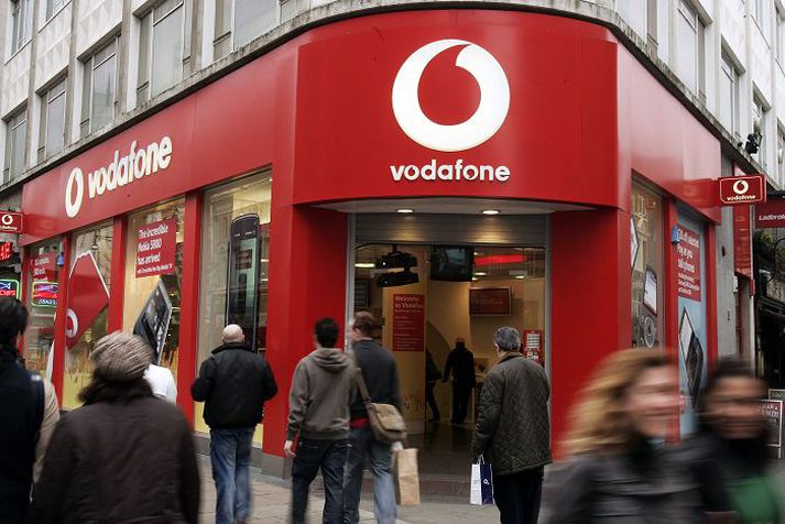 Vegfarendur í Lundúnum við útibú Vodafone, sem er eitt stærsta farsímafjarskiptafyrirtæki heims. Fyrirtækið upplýsti í gær um reglur um aðgang stjórnvalda í nokkrum löndum að kerfum þess.