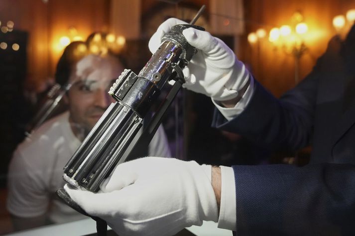 Geislasverð Darths Vader er í raun handfang ljósakubbs sem breytt var fyrir Star Wars. Það gæti nú selst á allt að 370 milljónir króna. Gjöf en ekki gjald.