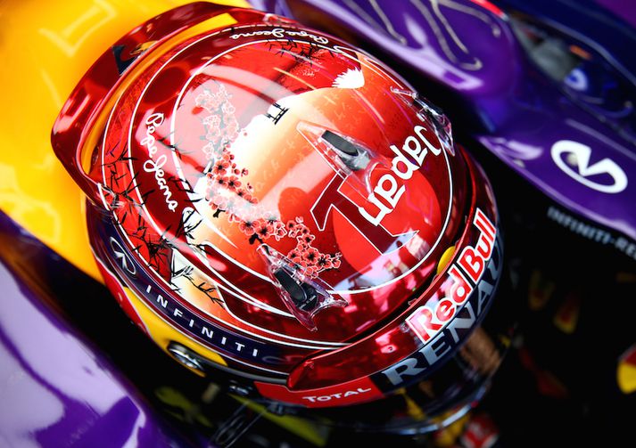 Hjálmur Sebastian Vettel í japanska kappakstrinum. Sérhæfð hjálmahönnun heyrir sögunni til.