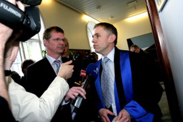 Sigurður Tómas Magnússon, settur saksóknari í Baugsmálinu, ræðir við fréttamenn eftir dómsuppkvaðninguna í Héraðsdómi í gær.