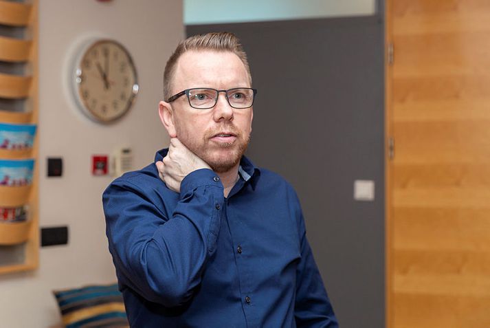 Ragnar Þór Ingólfsson, formaður VR, segir að ástæðan fyrir þeim töfum sem hafa orðið á undirritun kjarasamninga sé sú að samningagerðin sé tímafrek vinna. Fólk vilji ekki fara sér óðslega. Það sé sérstaklega mikilvægt að vanda til verka í orðalagi samningsins.