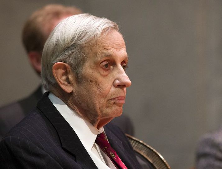 Stærðfræðingurinn John Nash tók við Abelverðlaununum í Ósló þann 19. maí síðastliðinn. Hann og eiginkona hans létust í bílslysi á laugardaginn.