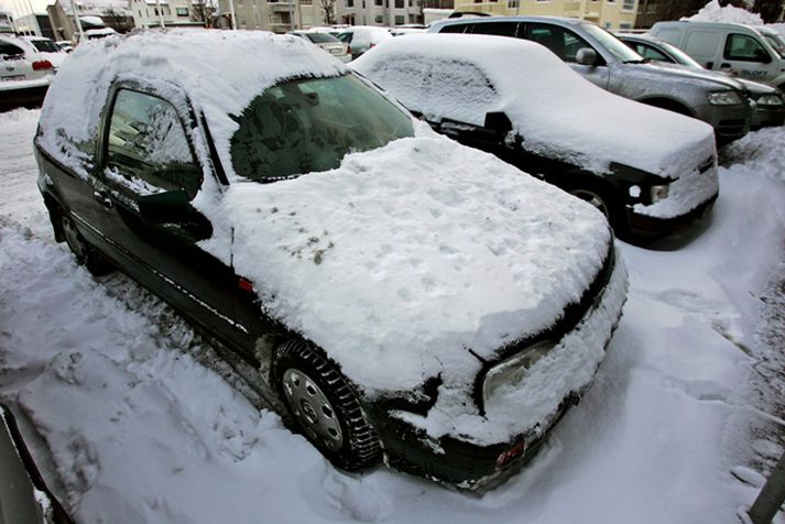 Þú getur orðið fimm þúsund krónum fátækari fyrir að skafa snjóinn ekki almennilega af bílnum.