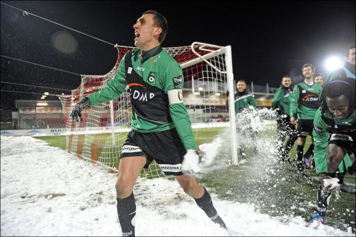 Arnar fagnar í snjónum á sínum tíma þegar hann lék með Cercle.