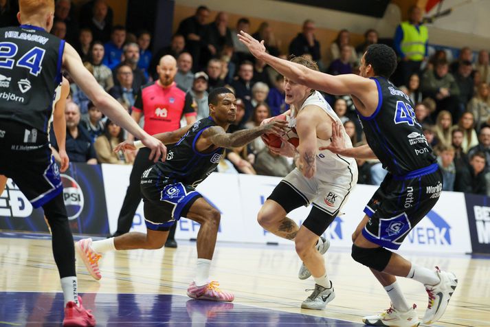 Hilmar Smári Henningsson sækir í átt að körfu Grindvíkur. 