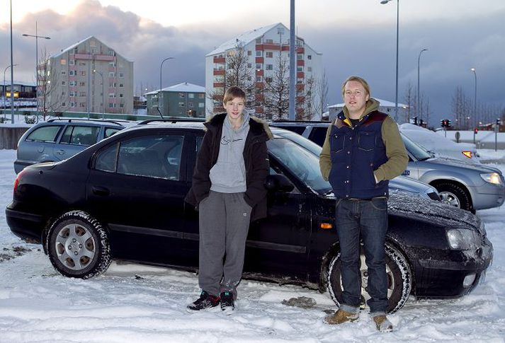 andri, frændinn og nýi bíllinn Andri Freyr ásamt Kristófer frænda sínum og nýja bílnum. Útvarpsmaðurinn góðkunni verður væntanlega með tvo nýja sjónvarpsþætti á næsta ári.
Fréttablaðið/Vilhelm