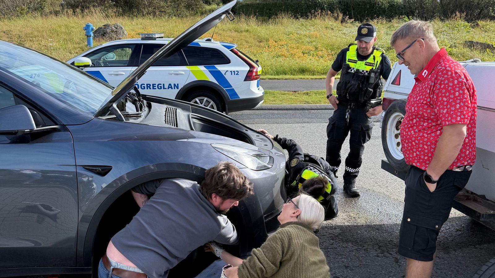 Björguðu ketti sem var fastur inni í Teslu