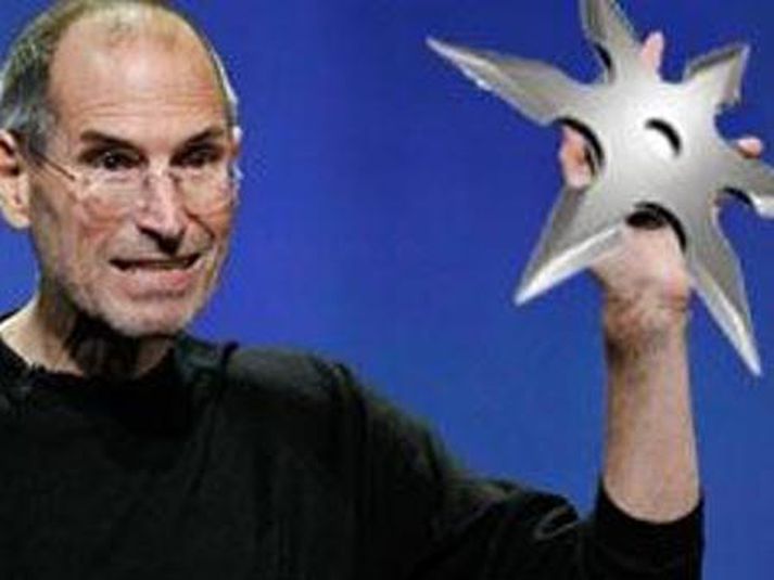 Steve Jobs með kaststjörnu. Athugið að myndin er samsett.