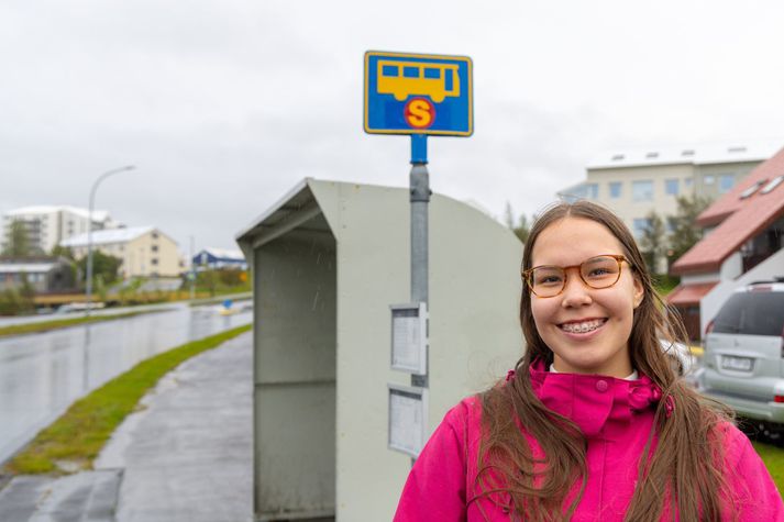 Sem betur fer fyrir hinn átta ára snáða var Eva með athyglisgáfuna í góðu lagi. Þegar hún hafði áttað sig á því að drengurinn var að fara í kolvitlausa átt tók hún málin í sínar hendur.