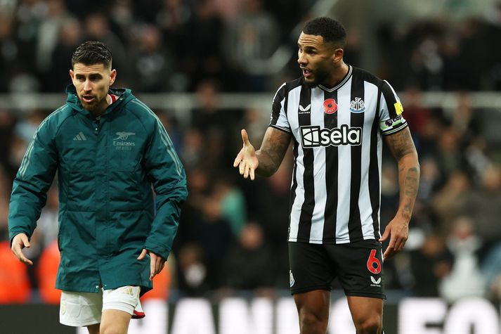 Jamaal Lascelles reynir árangurslaust að taka í höndina á Jorginho.