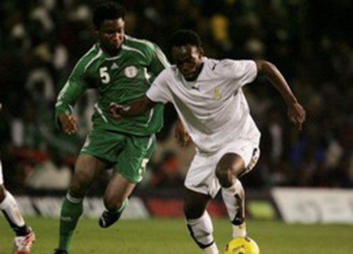 Samherjarnir John Obi Mikel og Michael Essien frá Chelsea öttu kappi í gær