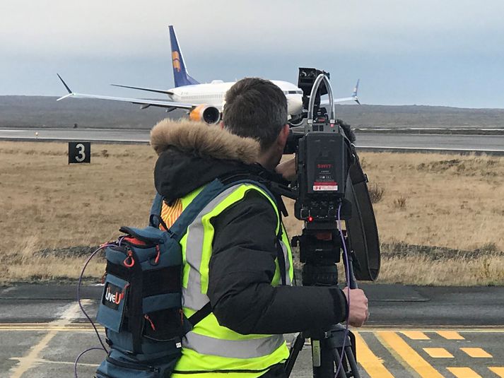 Sýnt var beint frá flugtakinu á Vísi í morgun. Kvikmyndatökumaðurinn Arnar Halldórsson sést hér mynda vélina í flugtaksbruninu en myndskeið hans má sjá hér fyrir neðan. Meira verður sýnt í kvöldfréttum Stöðvar 2.