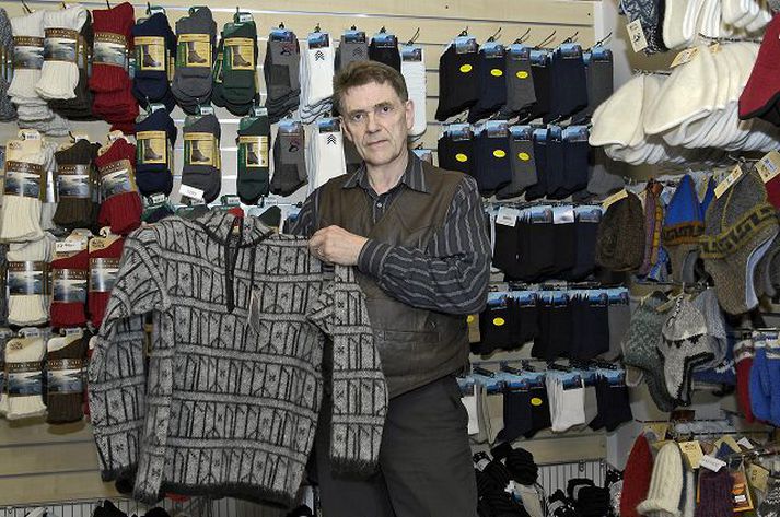 Þórir með ullarvarning Íslendingar una ekki hag sínum vel eins og gengi krónunnar er en það er léttari brúnin á erlendu ferðamönnunum þegar þeir koma til Þóris nú en árið 2007 þegar gengið var hátt.
mynd/Jóhannes Kristjánsson