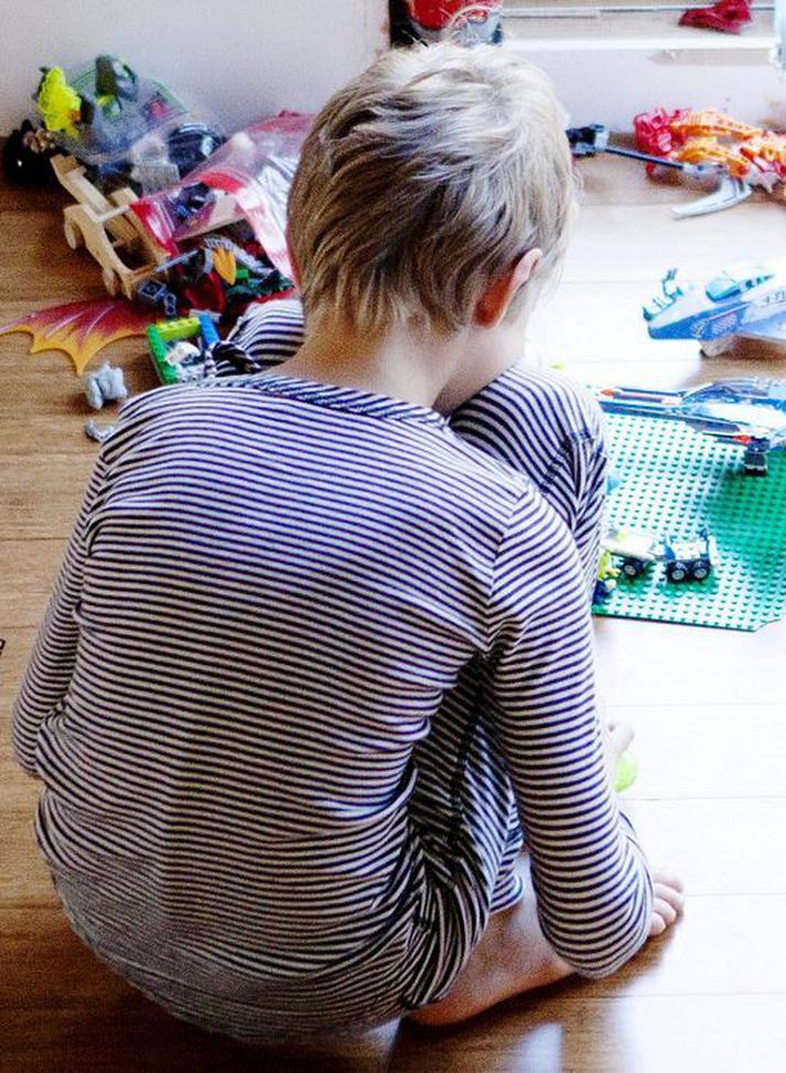 Myndin, sem er sviðsett, er af barni á svipuðum aldri og drengurinn sem ráðist var á.