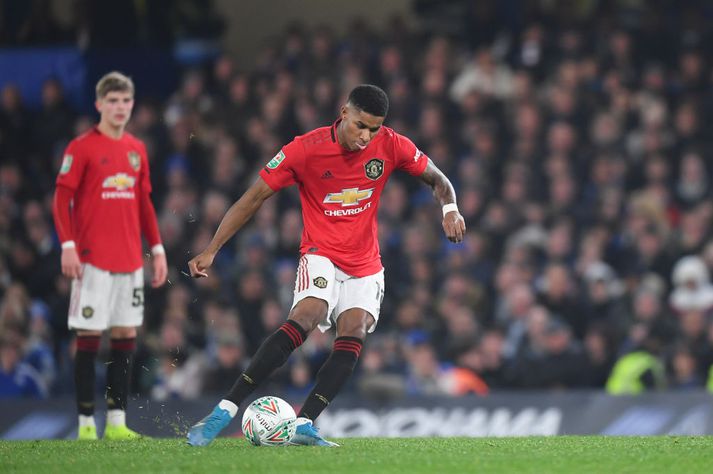 Marcus Rashford hamrar boltanum að marki Chelsea í gær.