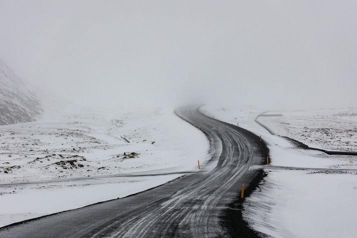 Einn slasaðist alvarlega þegar tveir bílar lentu saman á Suðurlandsvegi í síðustu viku. 