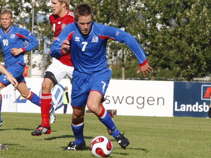 Gylfi Þór Sigurðsson sést hér í 21 árs landsleik á móti Dönum.