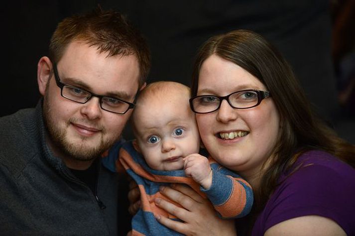 Charters-fjölskyldan. Hún á eftir að ákveða hvort Eddie litli verði alinn upp við að styðja Man. Utd eða Man. City.